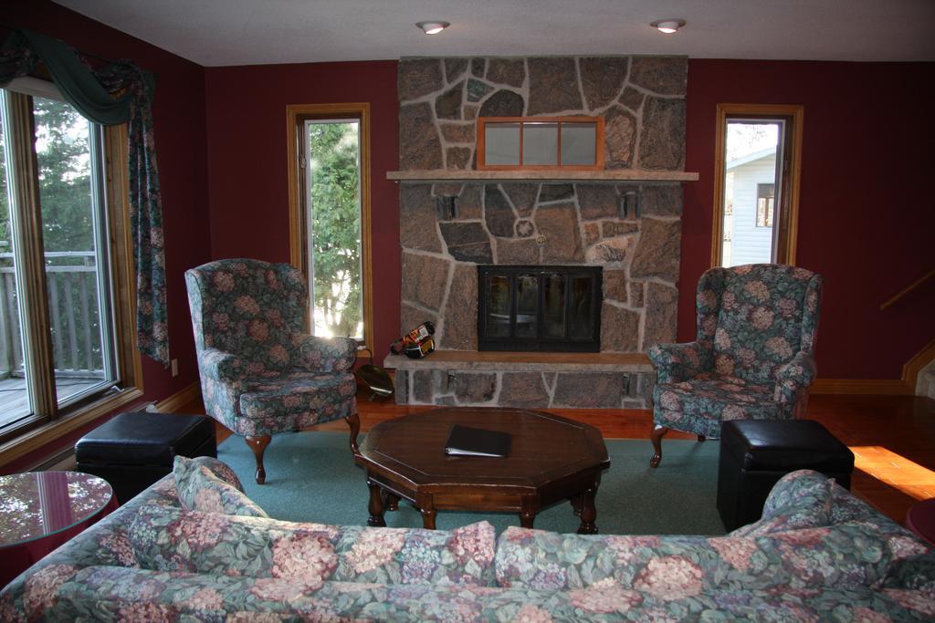 Pow Wow Point Lodge Huntsville Bilik gambar
